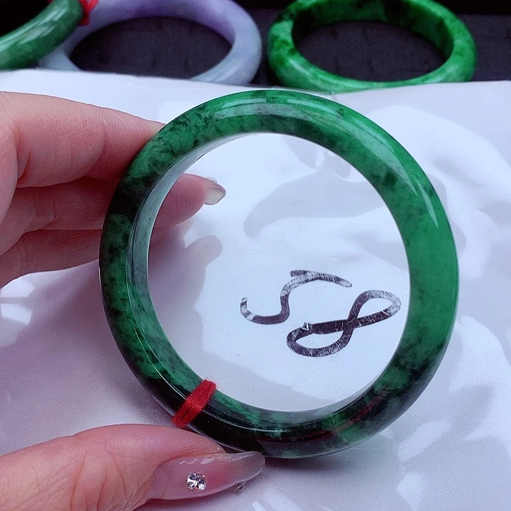 翡翠手镯未镶嵌翡翠