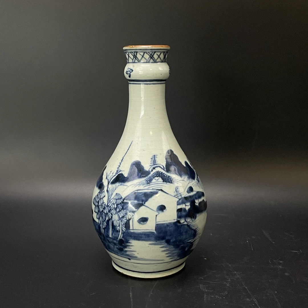 25121317 清乾隆青花山水纹蒜口瓶 高24.2cm