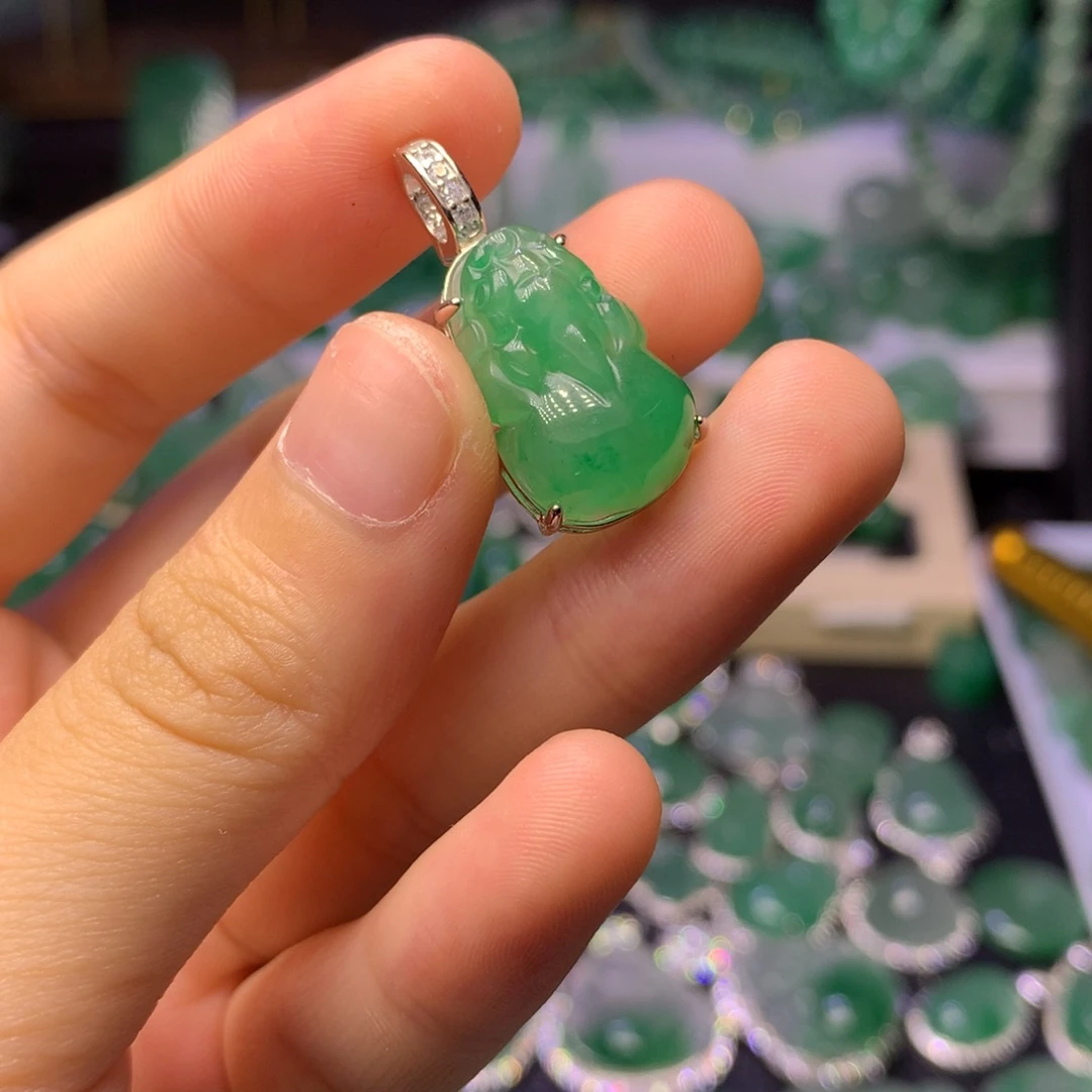 石英质玉（非洲翠）未镶嵌颈饰