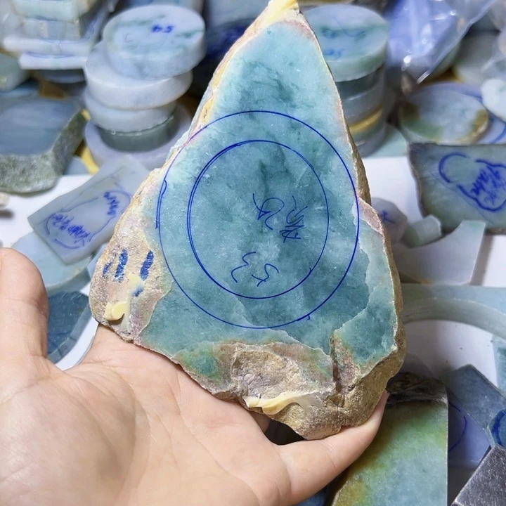 颈饰未镶嵌翡翠前**生