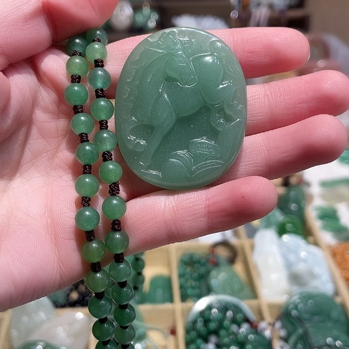 石英质玉未镶嵌颈饰