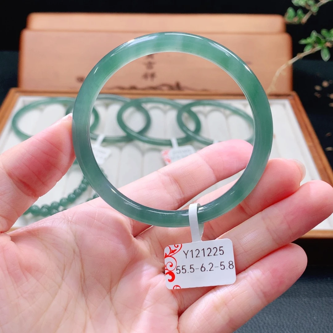 翡翠手镯（圆镯）未镶嵌