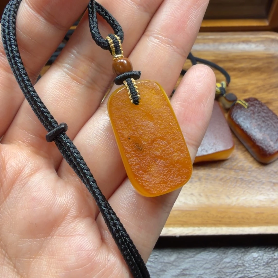 琥珀未镶嵌吊坠(赠链)