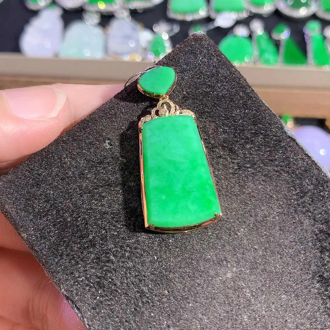 翡翠18K金镶嵌吊坠(赠链)