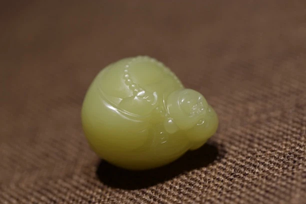 若羌黄玉弥勒佛挂件42.6克