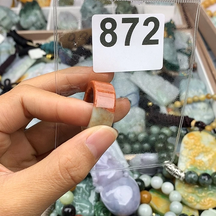 翡翠颈饰未镶嵌不***?翡翠