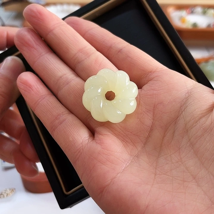 麦***5和田玉未镶嵌颈饰