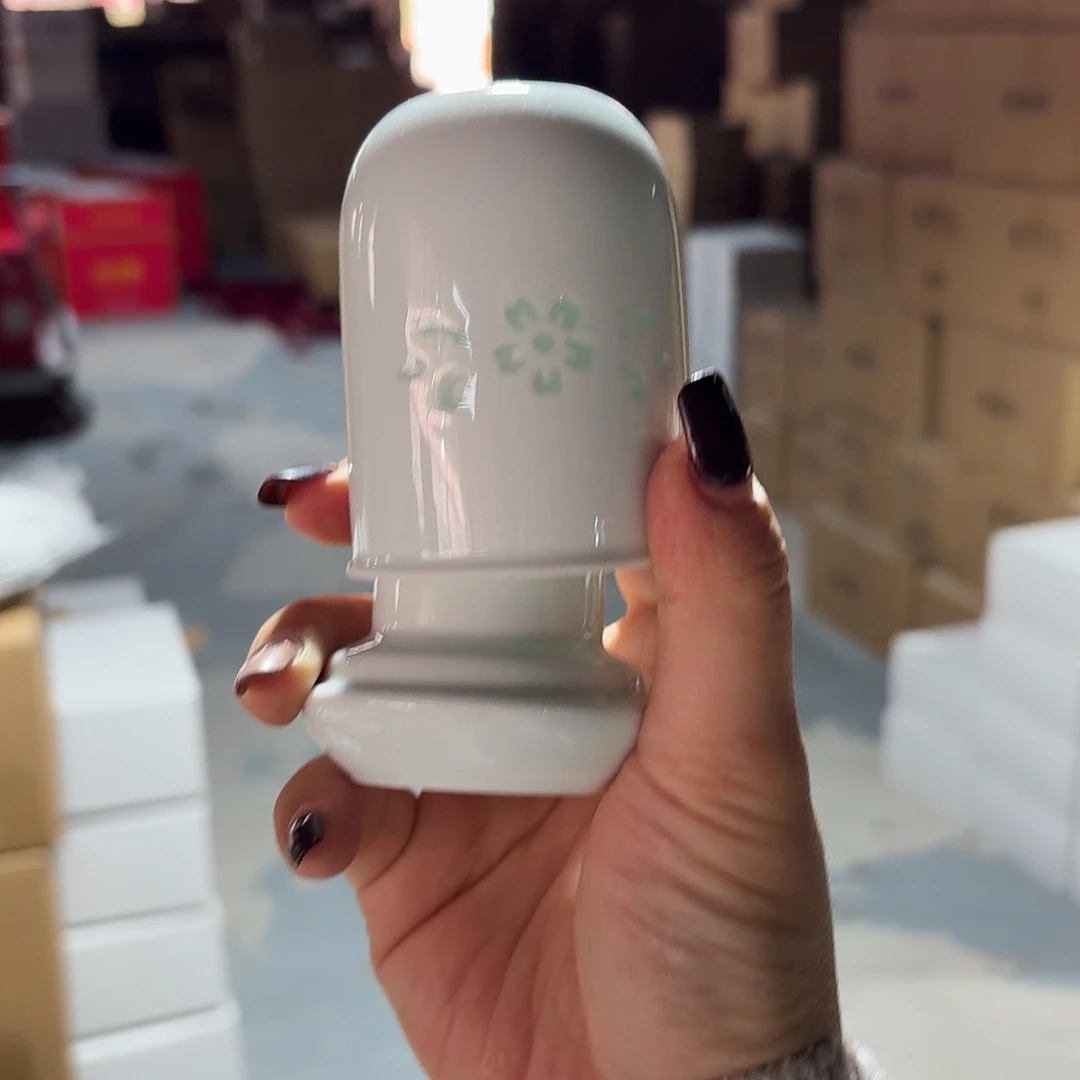 白瓷牙签桶一个微瑕