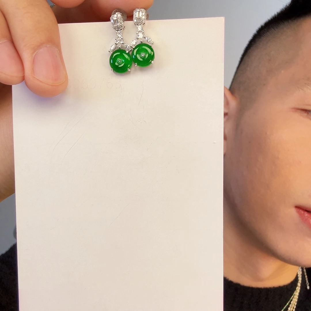 翡翠未镶嵌颈饰一对