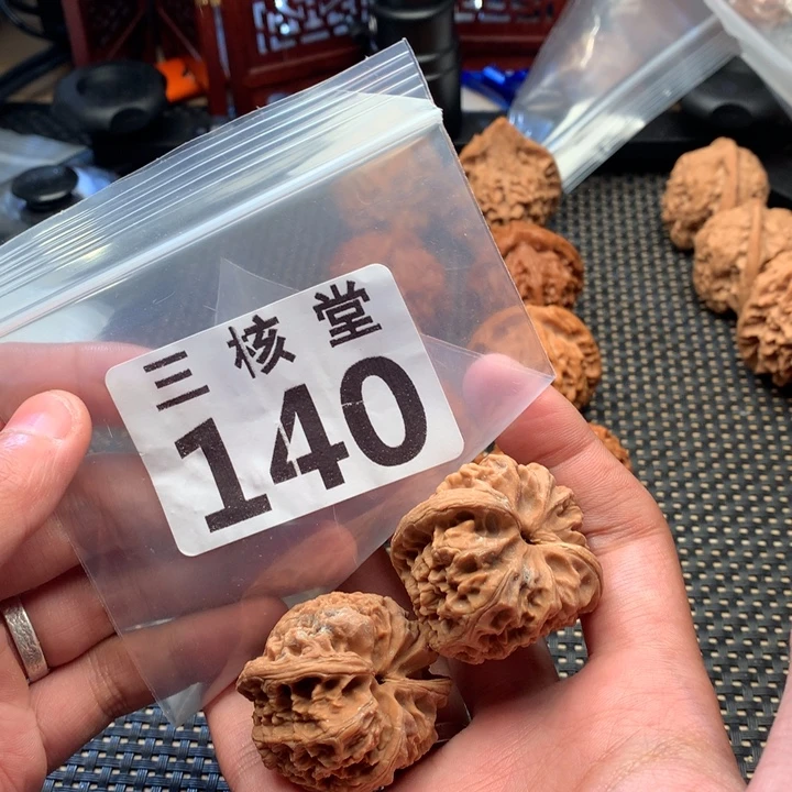 文玩核桃吊坠野牛