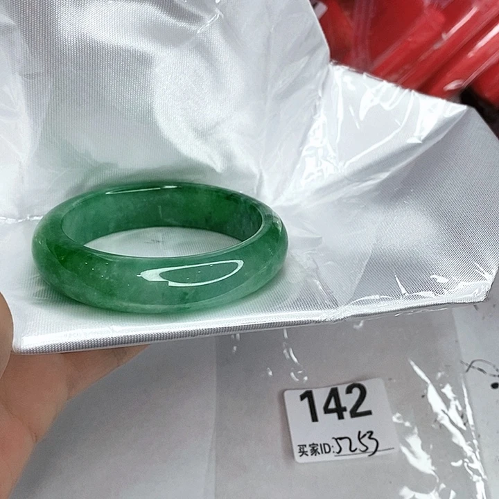 翡翠未镶嵌手镯一图一物实物为准（微瑕处理）