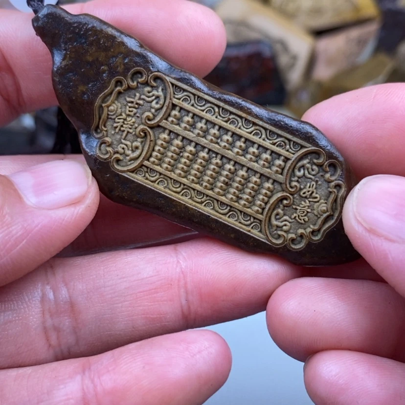 【闪购商品】原石雕刻手把件或脖挂件