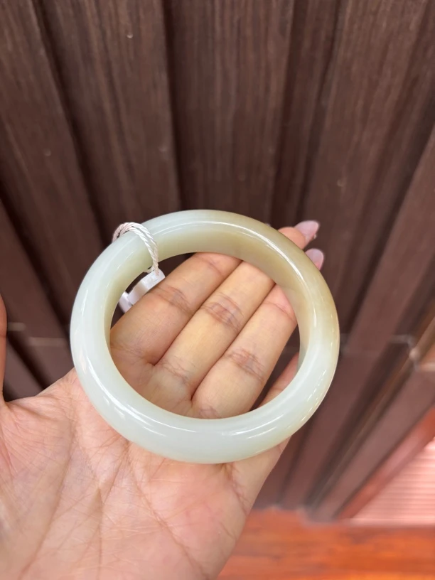 06111wt 和田玉俄料糖白手镯58圈口