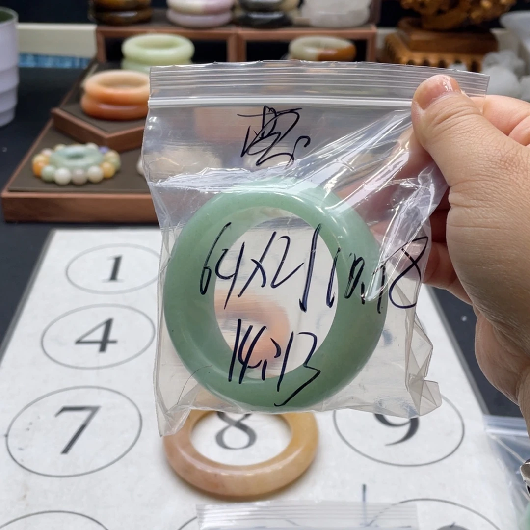 莹***石英岩玉未镶嵌手镯