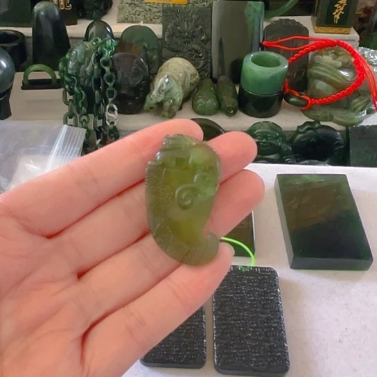 蛇纹石玉颈饰未镶嵌春****）