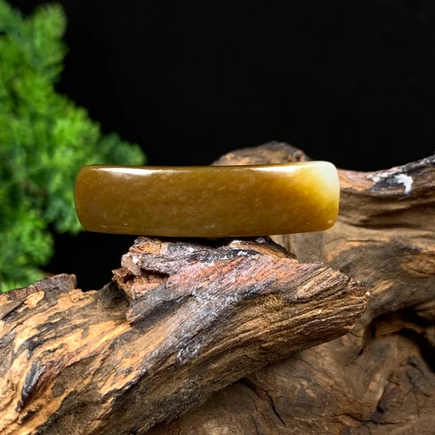 天然新疆和田玉糖玉手牌尺寸43*11*6重量6克