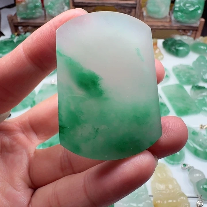 颈饰未镶嵌石英质玉