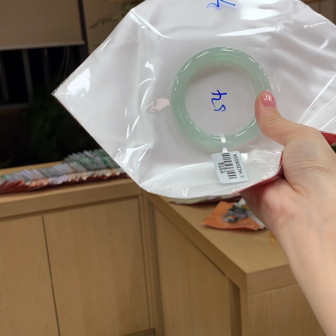 翡翠手镯未镶嵌不退不换