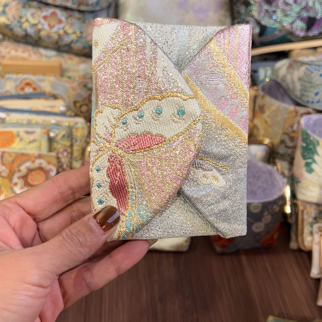 冷***。蚕丝花卉蝴蝶新卡包