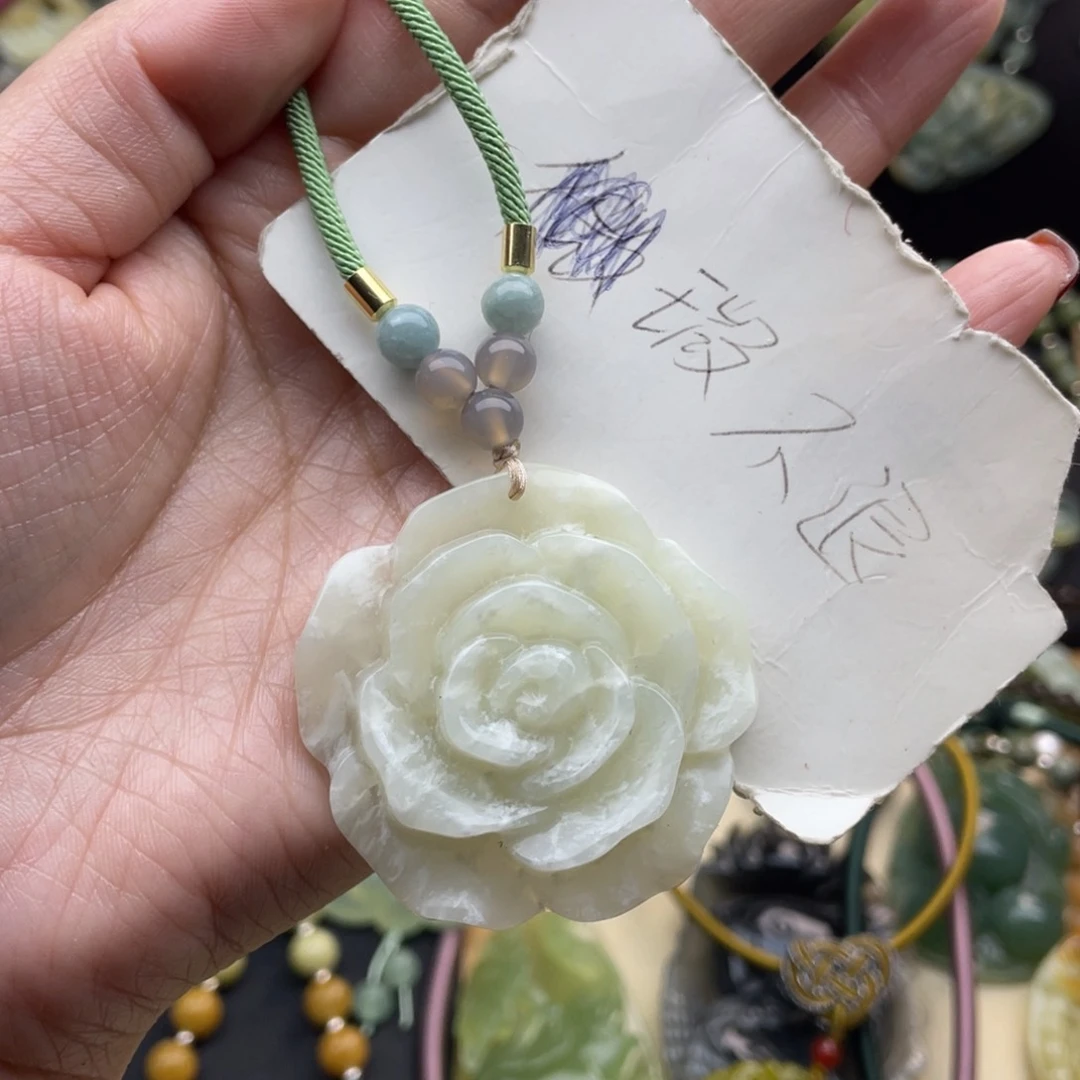 蛇纹石玉颈饰未镶嵌
