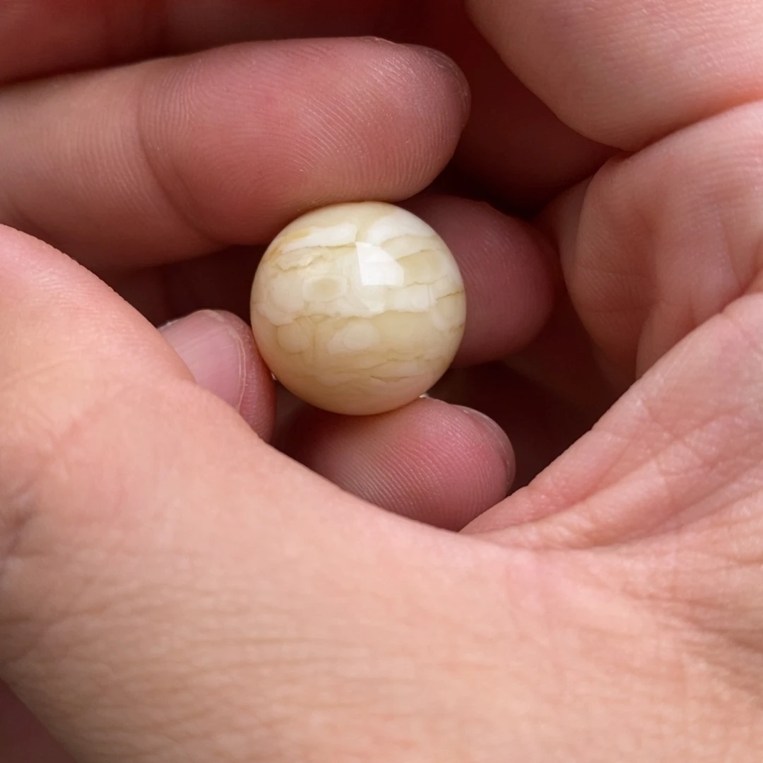 胡***诚未镶嵌蜜蜡裸石配饰