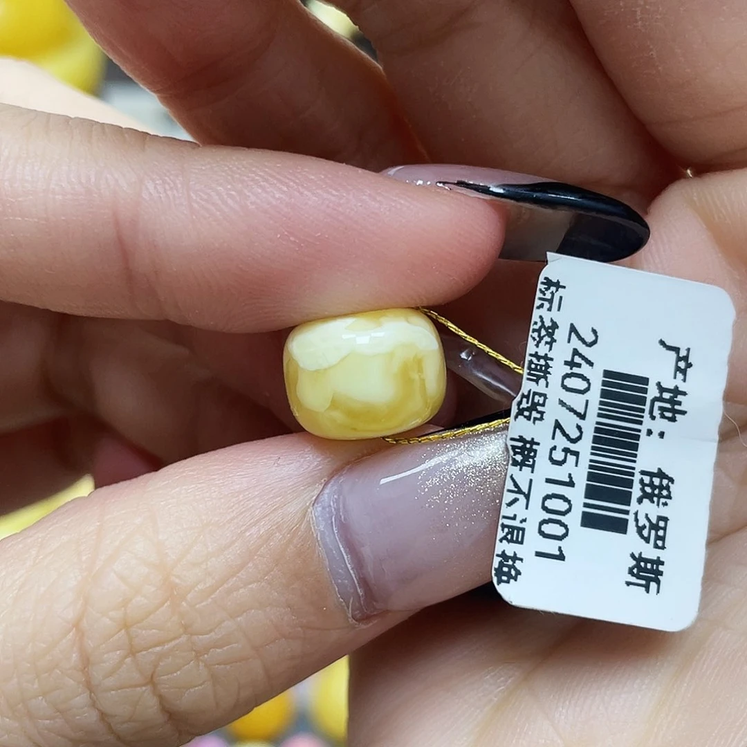 琥珀珠宝奇石未镶嵌月*湾11.8*9.2mm微微瑕