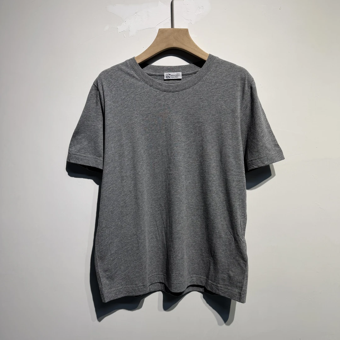 灰色圆领短袖T恤