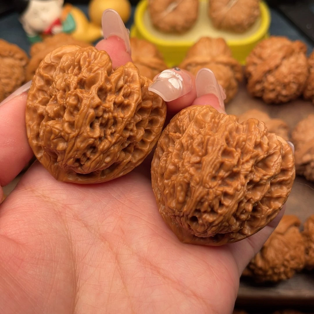 文玩核桃把件红皮三角南疆42.8