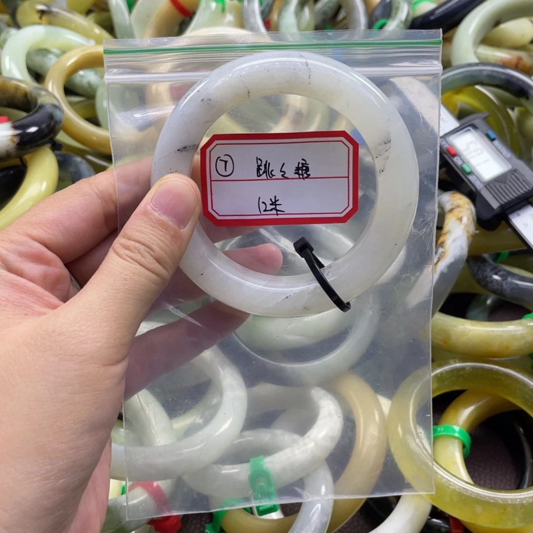 跳****蛇纹石玉未镶嵌手镯