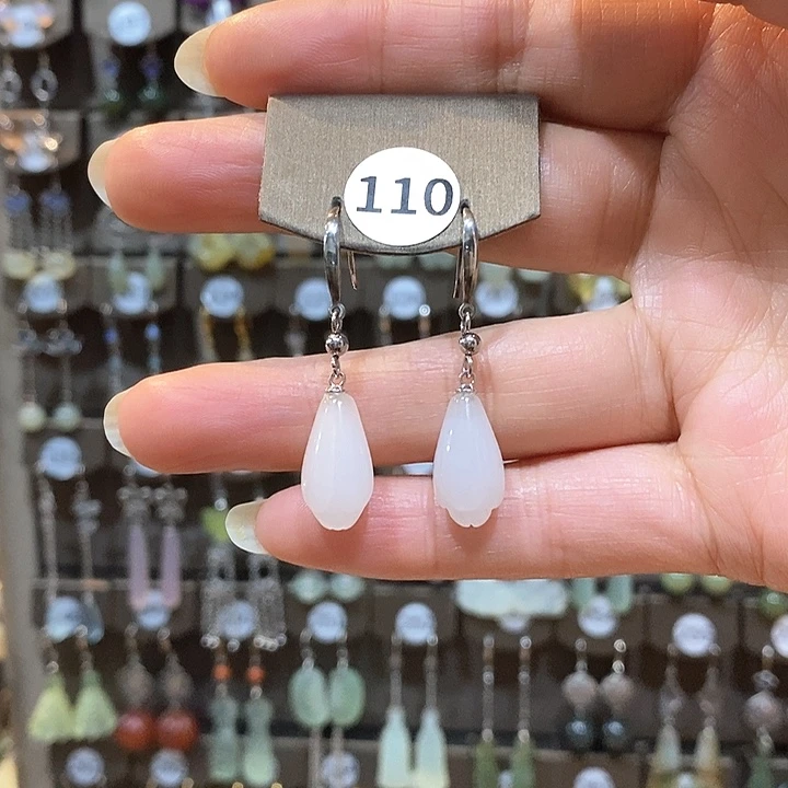 蛇纹石玉足铂镶嵌颈饰