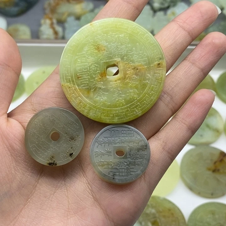 彼***少蛇纹石玉未镶嵌颈饰