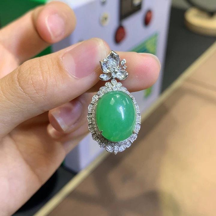 翡翠18K金镶嵌颈饰翡翠