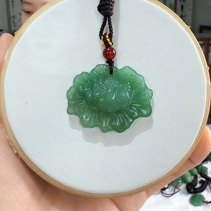 颈饰未镶嵌密玉（石英质玉）