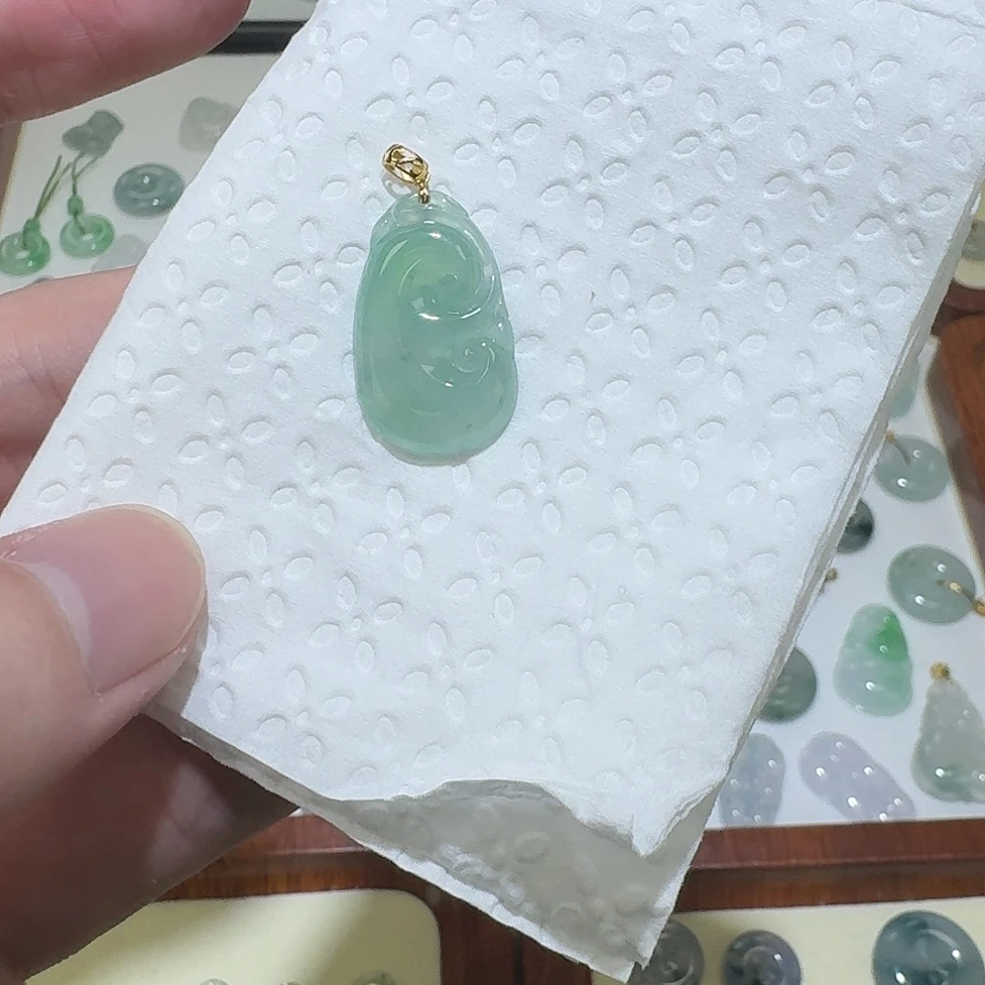 颈饰18K金镶嵌翡翠如意