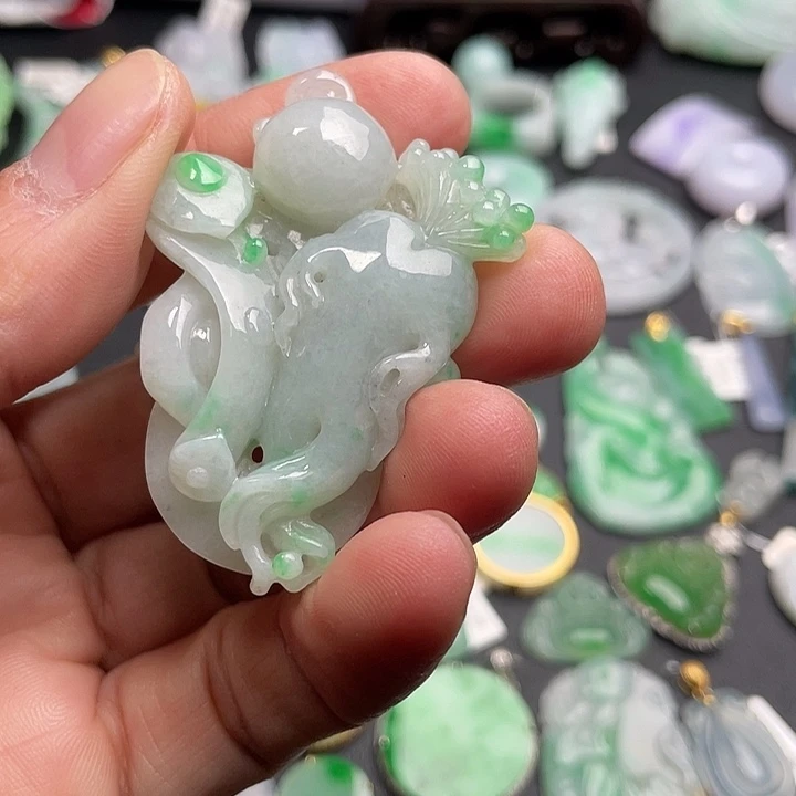 翡翠未镶嵌颈饰人生如意