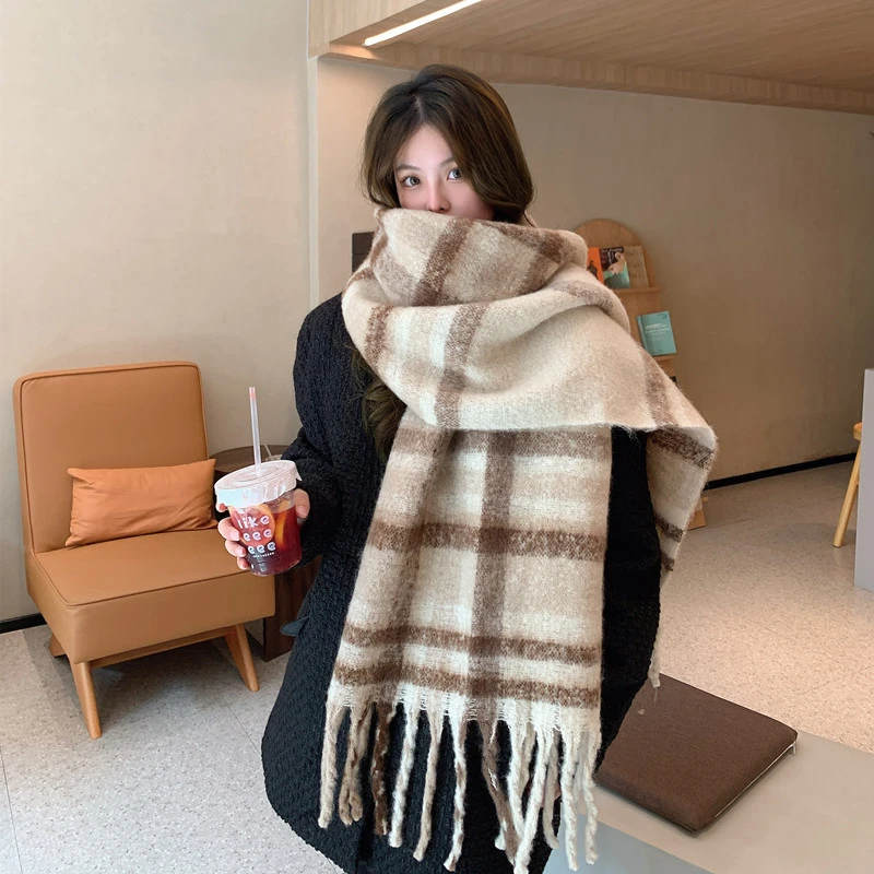 2025新款奶茶色格子围巾女冬季保暖长款加厚针织流苏围脖复古披肩