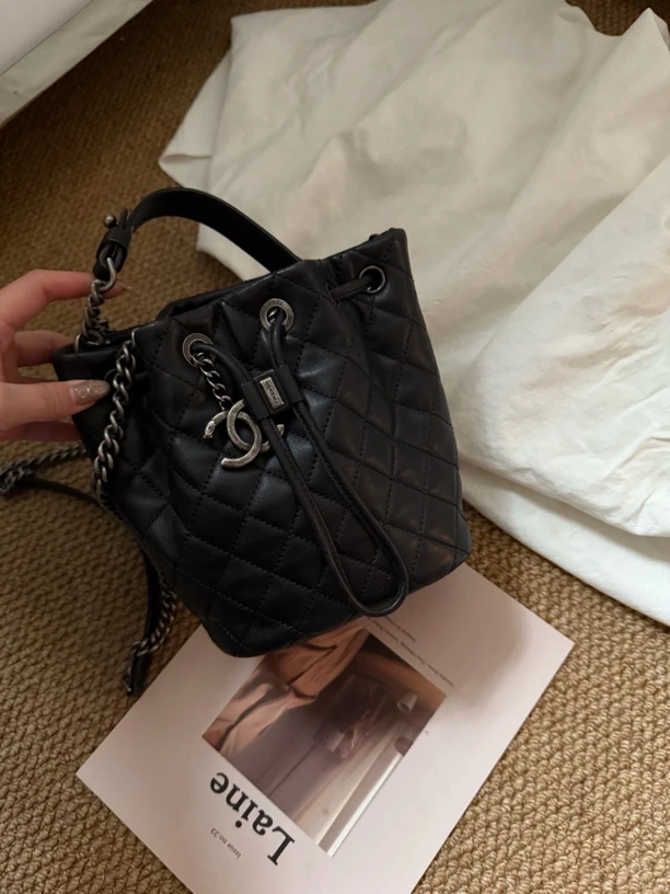 95新 Chanel/香奈儿 chanel黑银水桶手提包