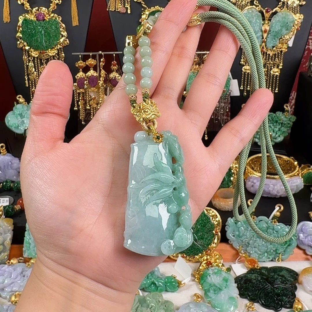 翡翠未镶嵌颈饰炸价