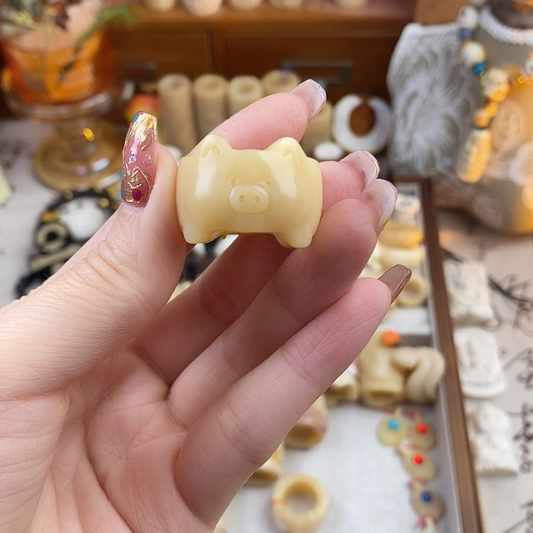 鹿骨把件我***?M7马骨雕刻的小猪跑环19左右