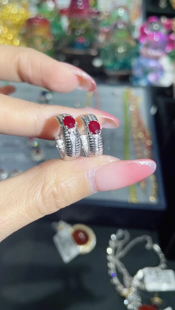 18K金镶嵌天然红宝石耳饰耳扣