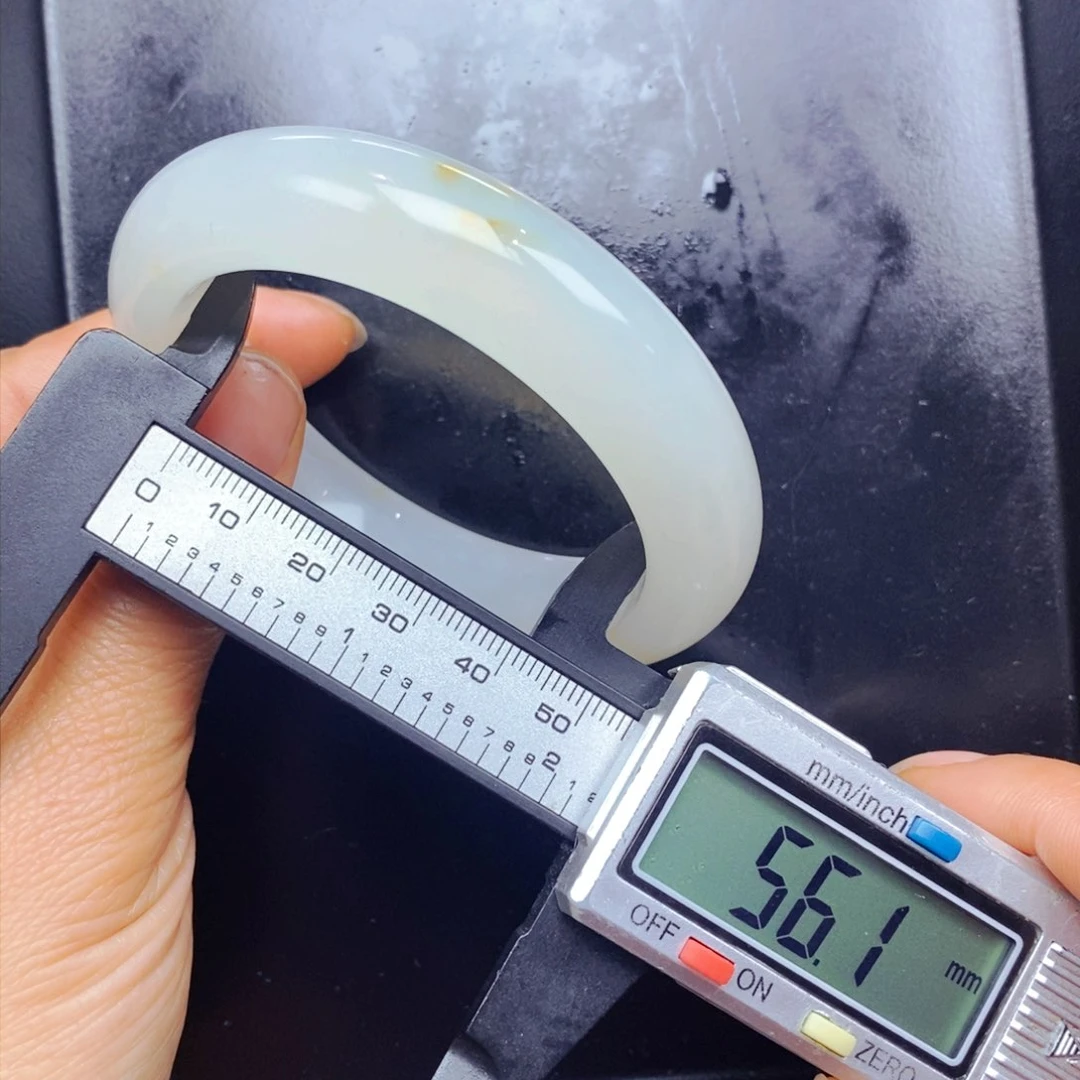 未镶嵌石英质玉（黄龙玉）颈饰