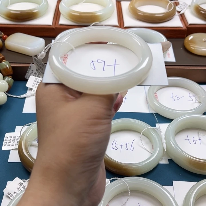 和田玉手镯未镶嵌