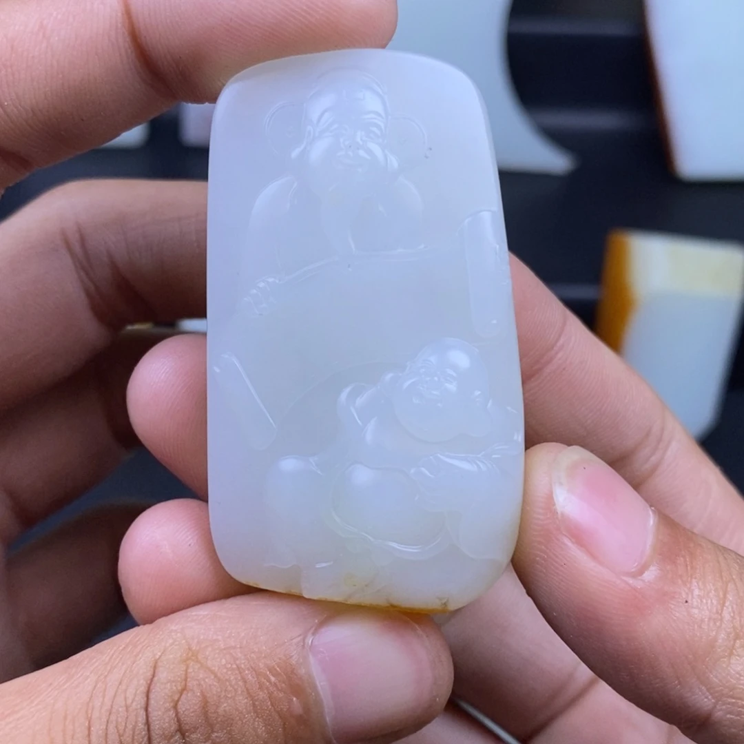 未镶嵌吊坠定制和田玉麟**璐