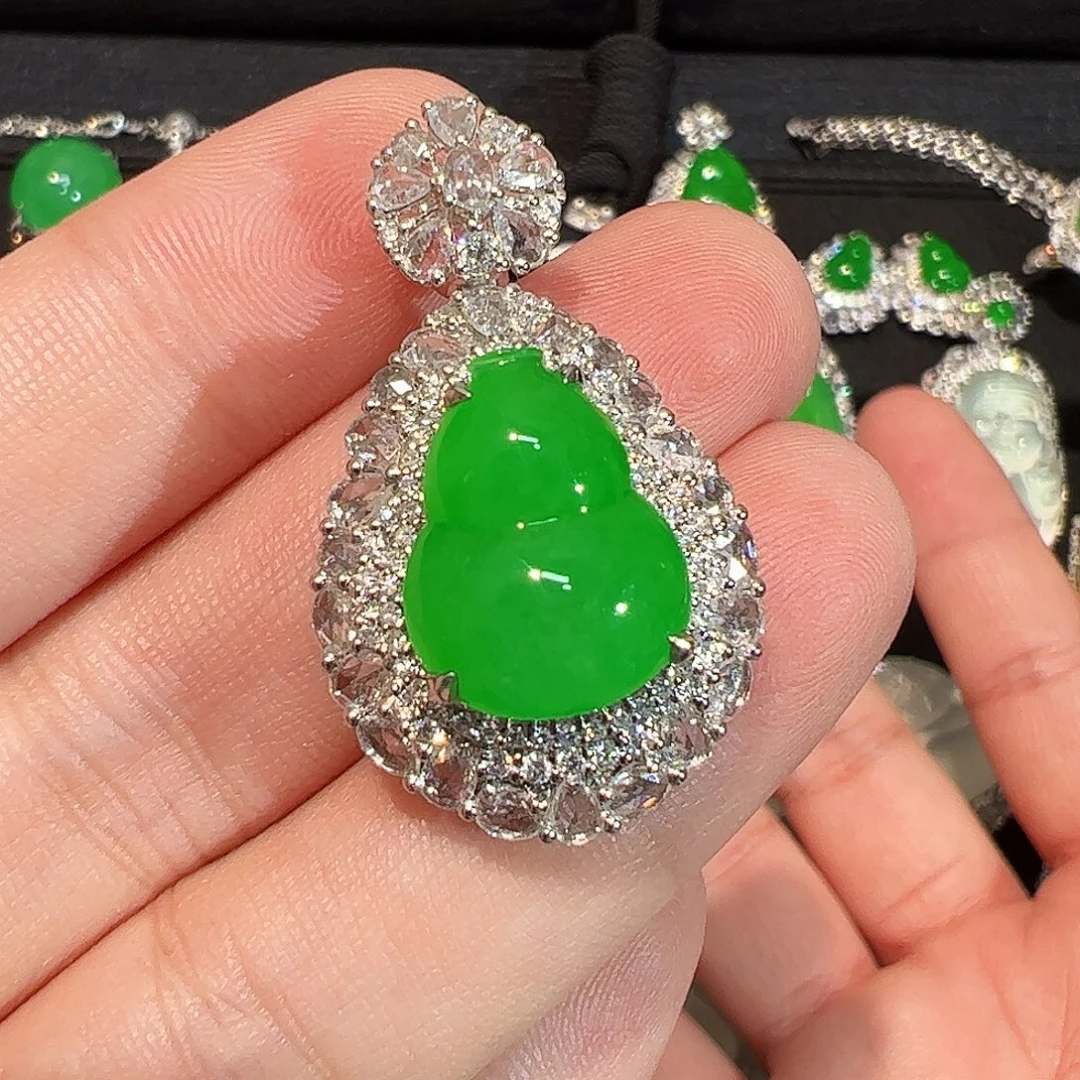 翡翠18K金镶嵌颈饰一刀切葫芦