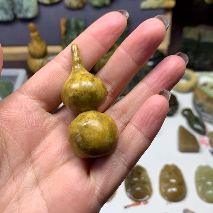 透闪石质玉未镶嵌颈饰