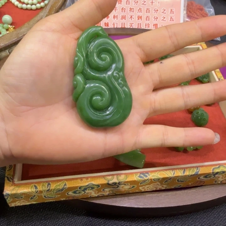 南***衣颈饰未镶嵌和田玉（碧玉）
