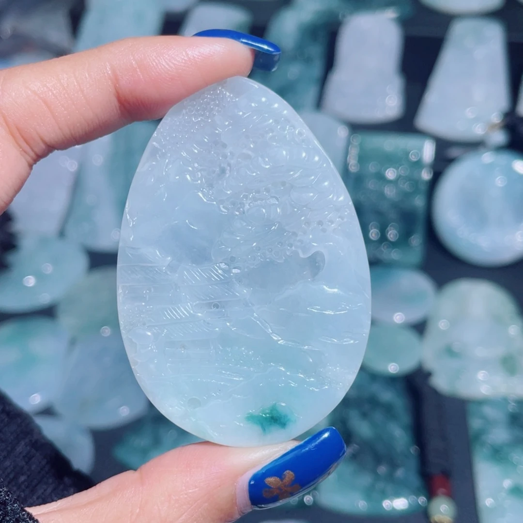 翡翠未镶嵌颈饰山水