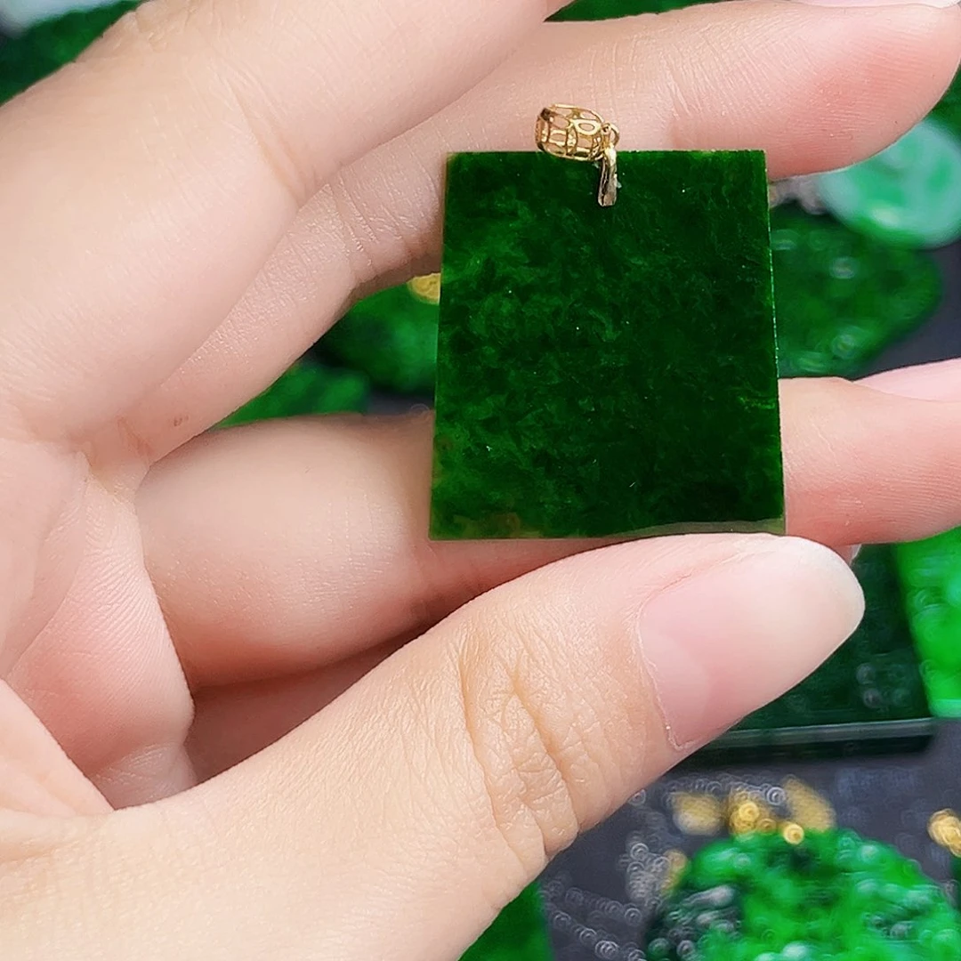 颈饰18K金镶嵌翡翠多样性