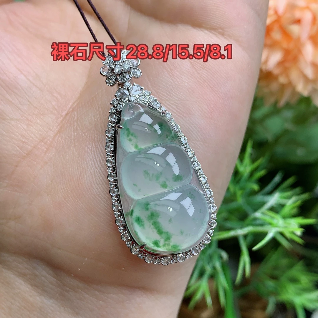 缅甸天然翡翠A货18k高冰起光飘绿花福豆吊坠奋尺寸42.8/19.2/12mm