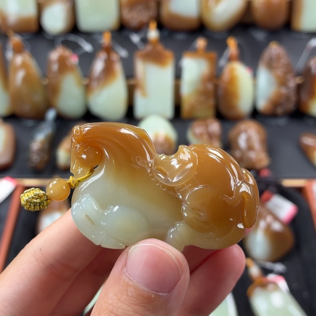 洪***强和田玉未镶嵌颈饰